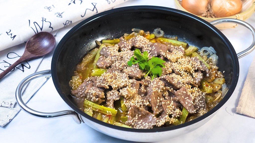 Ein Rezept aus Südchina hat mich zu diesem Gericht inspiriert. Kräftiger Rindfleisch-Geschmack nicht nur für Wintertage.